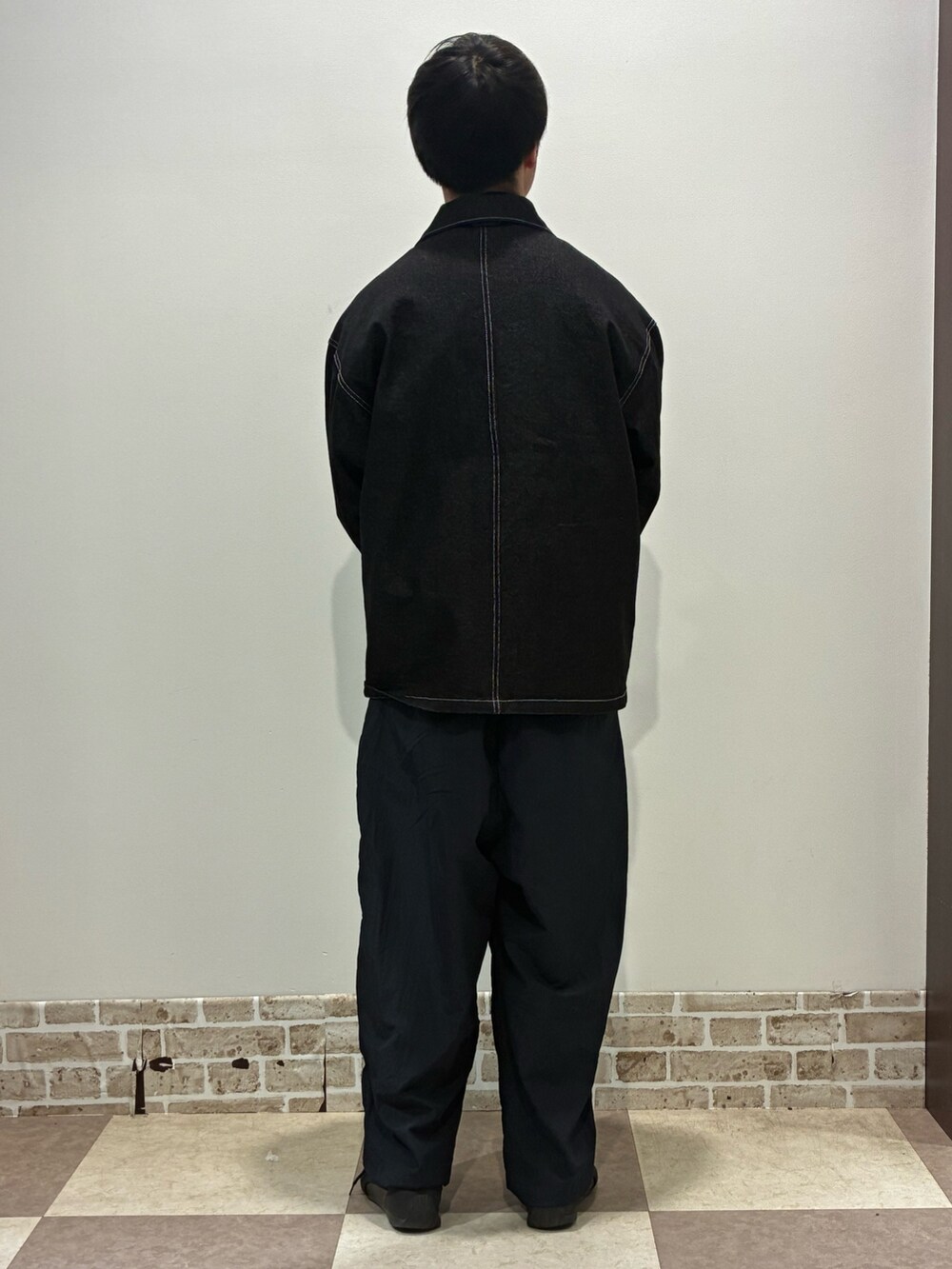 ブラック系のカバーオールを着用したメンズの冬コーディネートの2枚目の写真