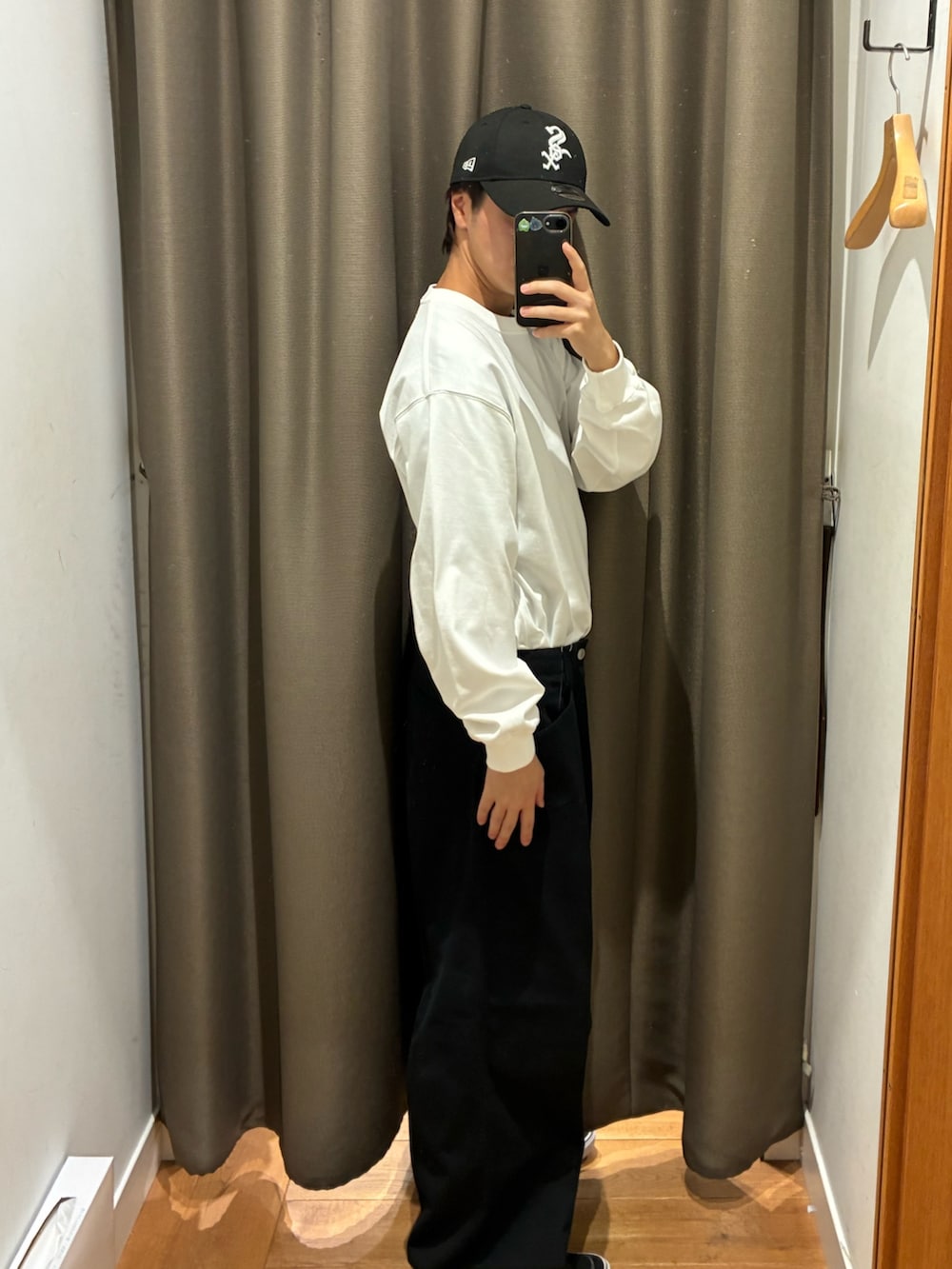 ブラック系のその他パンツを着用したメンズの秋コーディネートの2枚目の写真