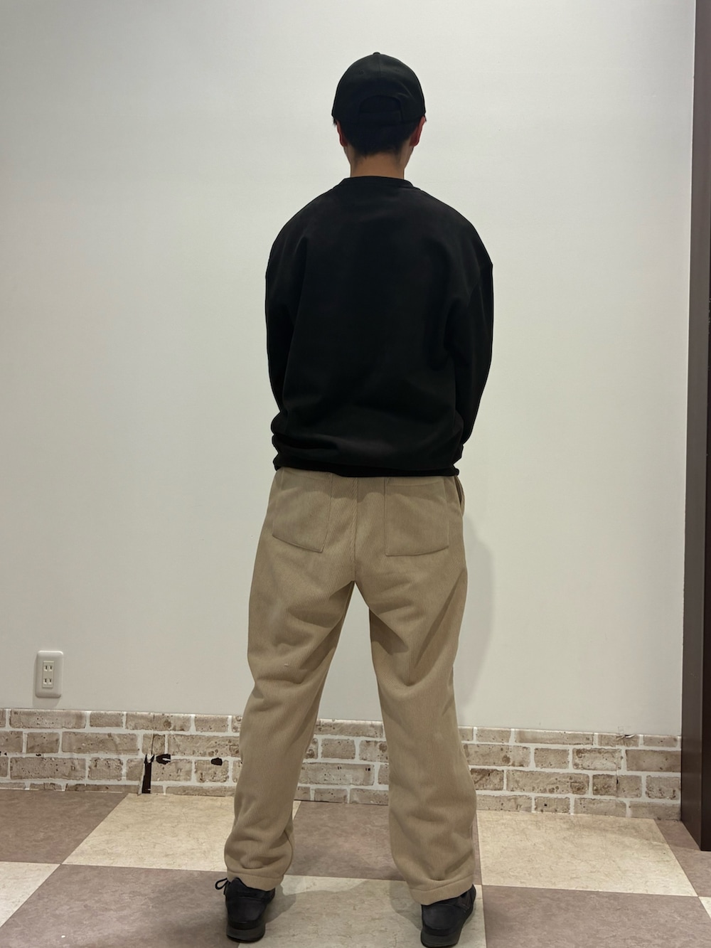 ブラック系のTシャツ/カットソーを着用したメンズの冬コーディネートの2枚目の写真