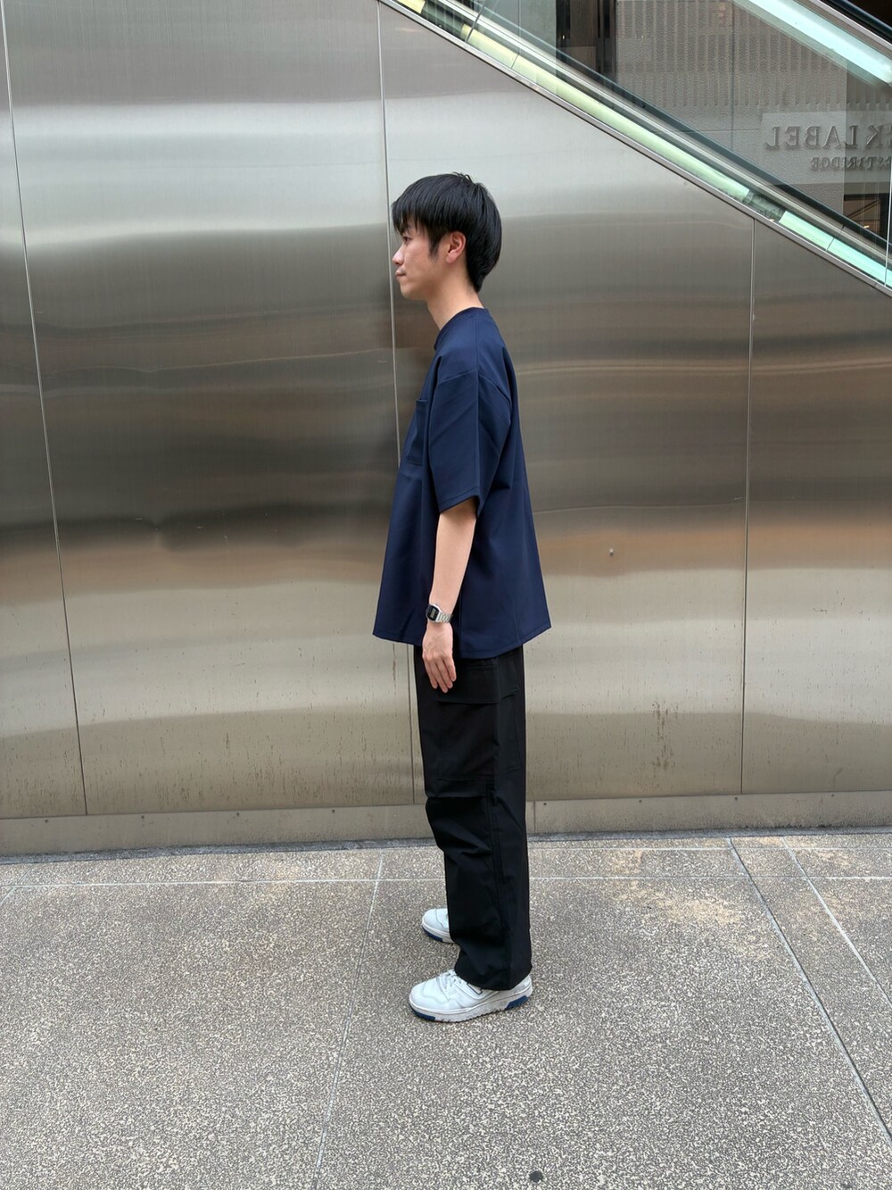 ブルー系のTシャツ/カットソー、ブラック系のその他パンツを着用したメンズの夏コーディネートの2枚目の写真