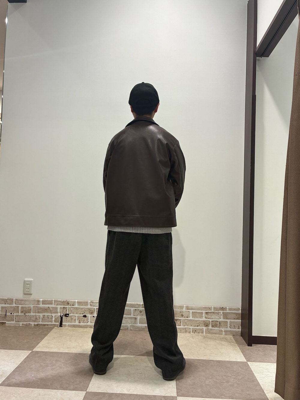 ブラウン系のその他アウター、グレー系のニット/セーター、ブラック系のその他パンツを着用したメンズの冬コーディネートの2枚目の写真