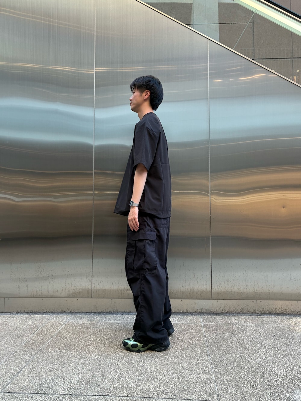 ブラック系のTシャツ/カットソーを着用したメンズの夏コーディネートの2枚目の写真