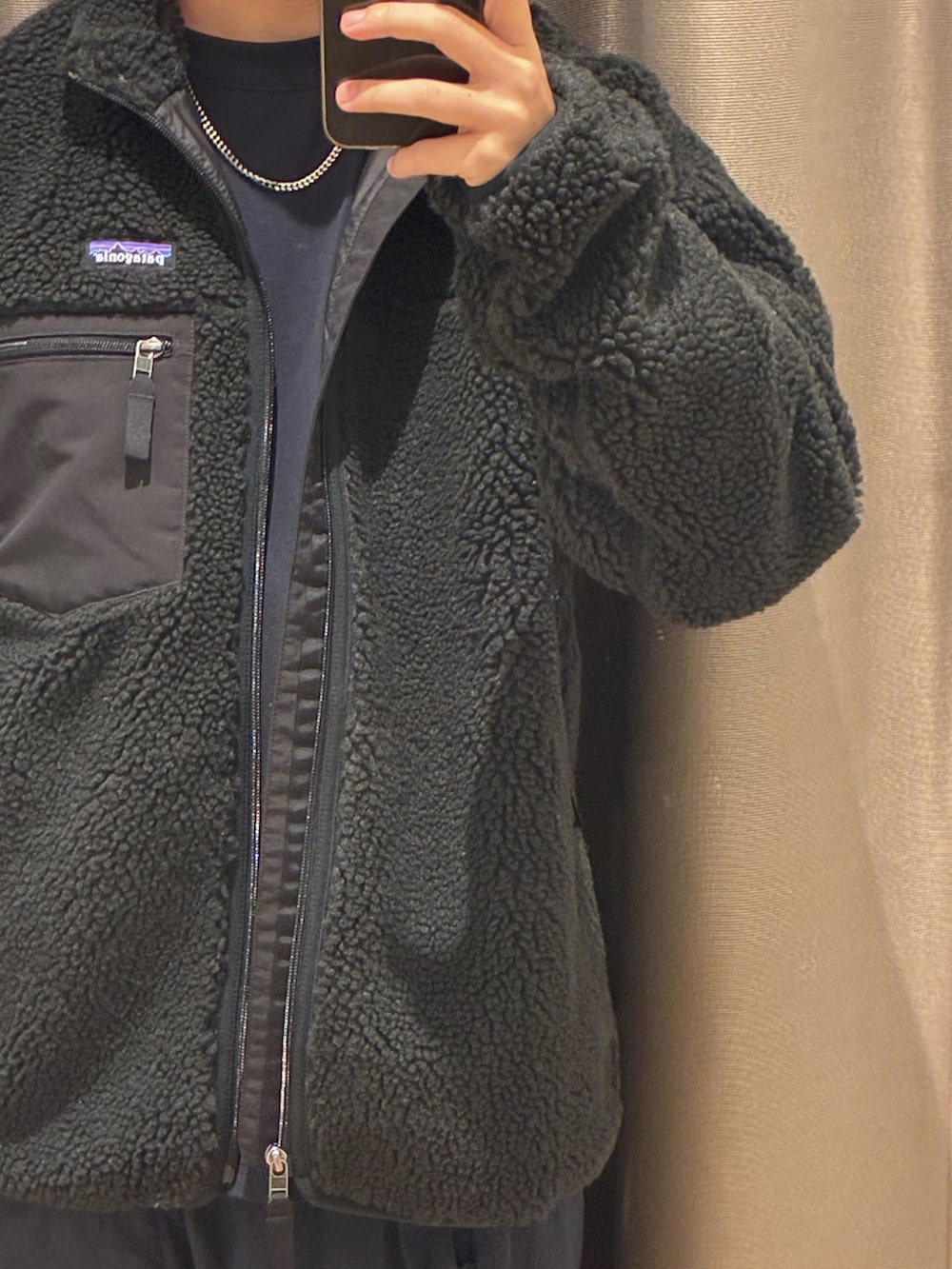 グレー系のTシャツ/カットソー、ブラック系のテーラードジャケットを着用したメンズの秋コーディネートの3枚目の写真