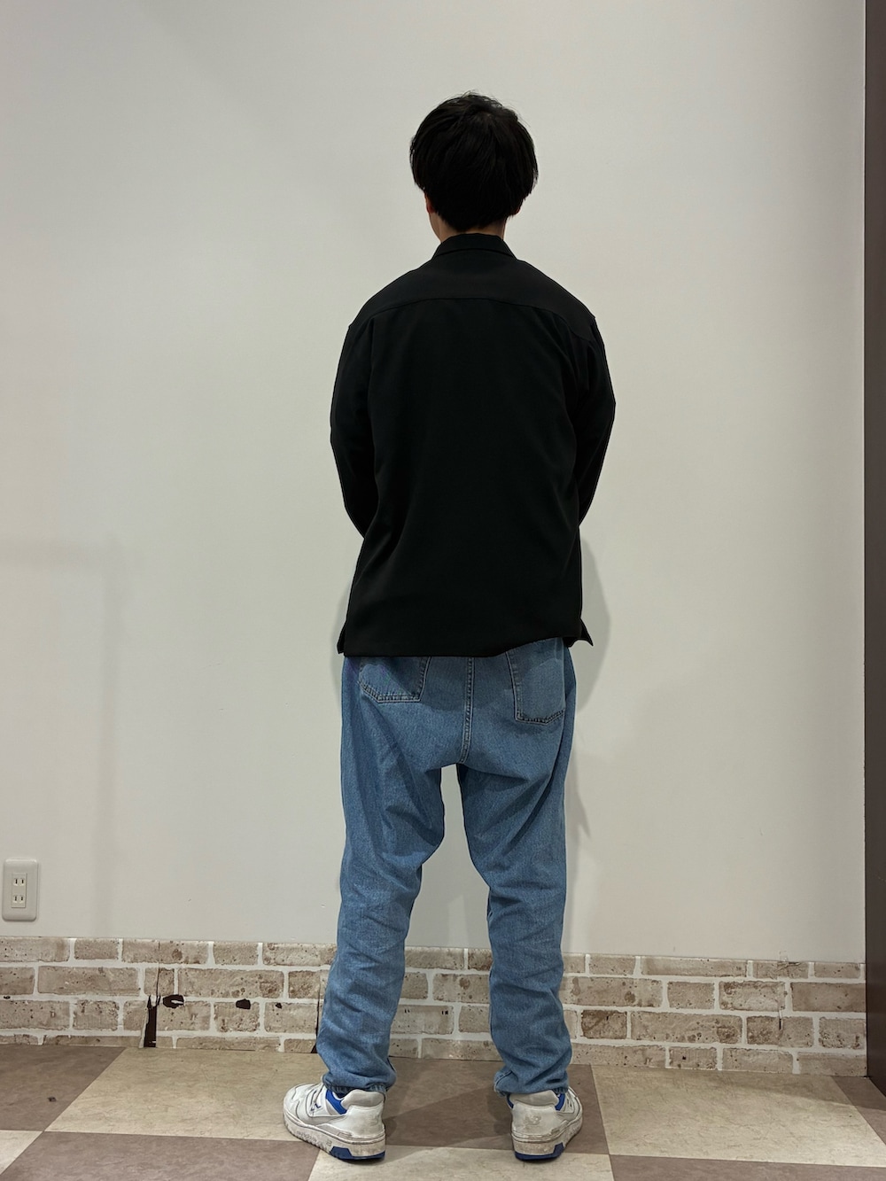 ブラック系のシャツ/ブラウスを着用したメンズの春コーディネートの2枚目の写真