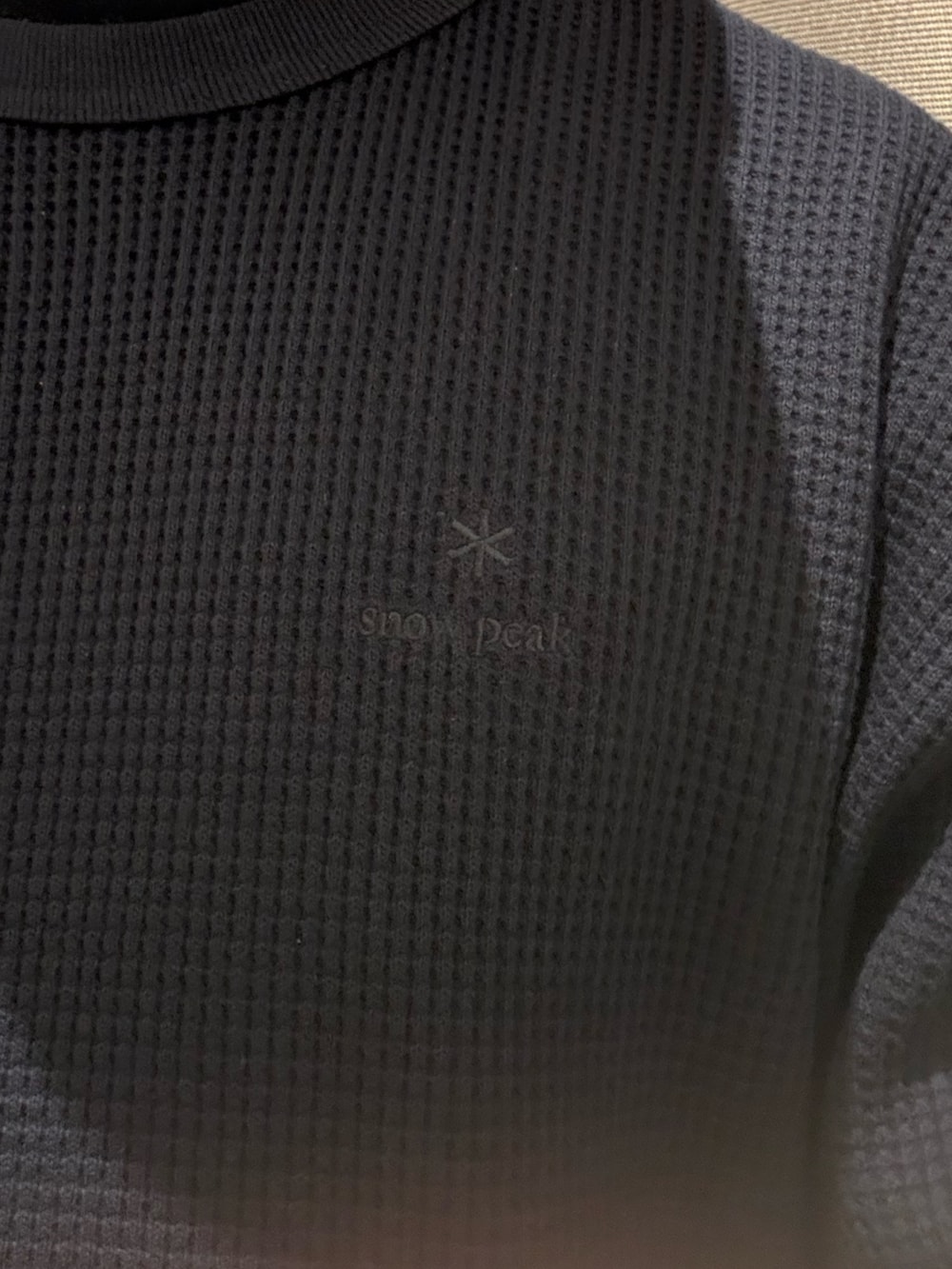 ブラック系のTシャツ/カットソーを着用したメンズの秋コーディネートの2枚目の写真