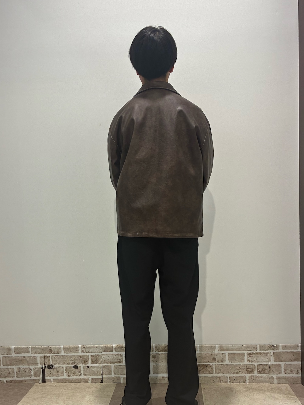 ブラウン系のその他アウターを着用したメンズの春コーディネートの2枚目の写真