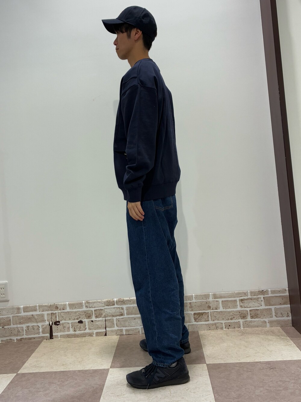 ブルー系のスウェットを着用したメンズの冬コーディネートの2枚目の写真