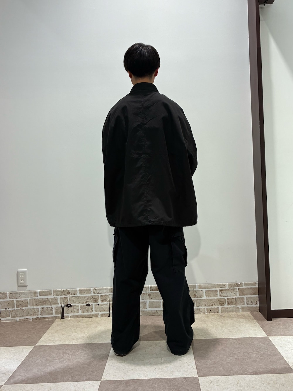 ブラック系のモッズコートを着用したメンズの冬コーディネートの2枚目の写真