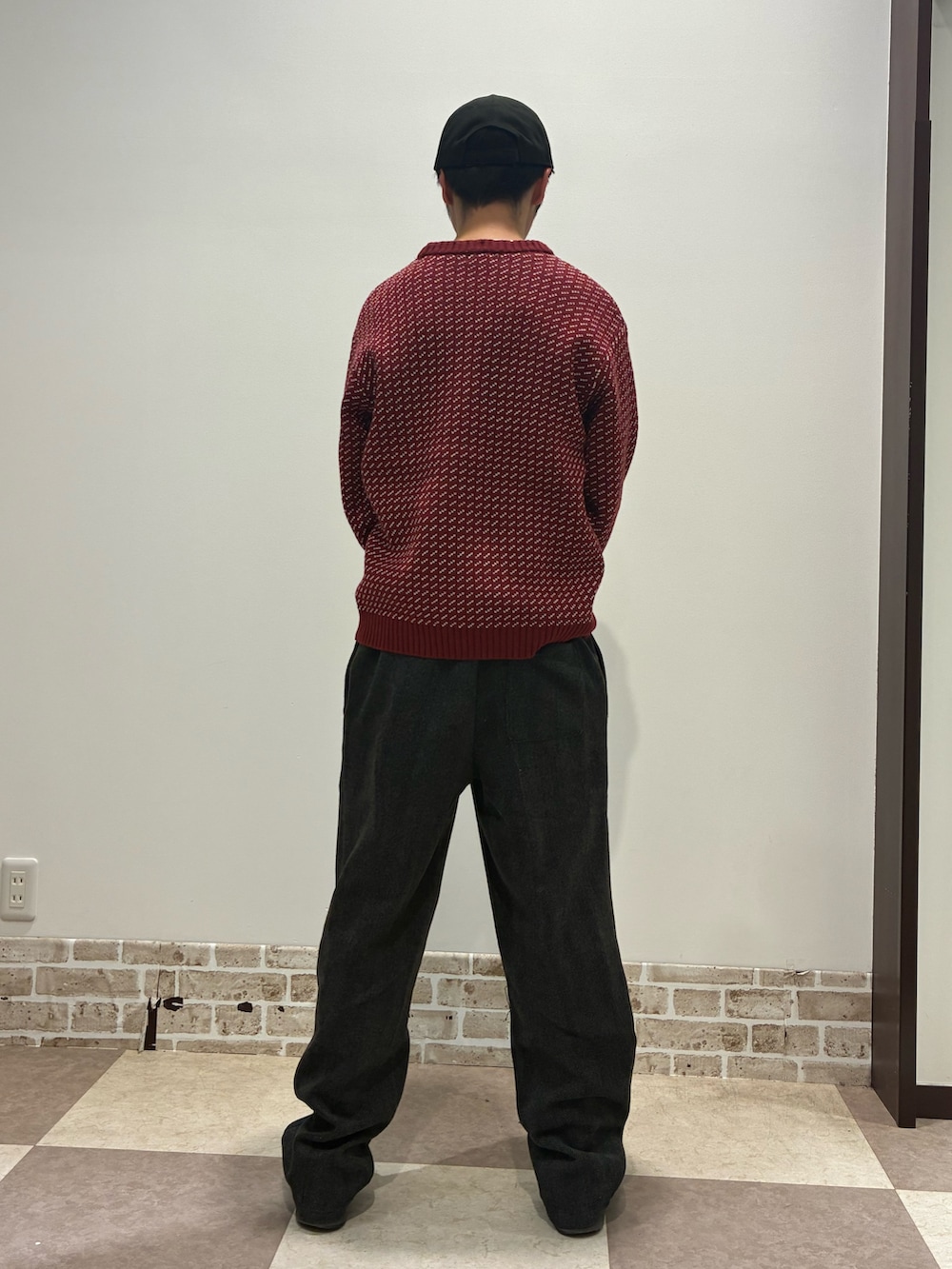 レッド系のニット/セーターを着用したメンズの冬コーディネートの2枚目の写真