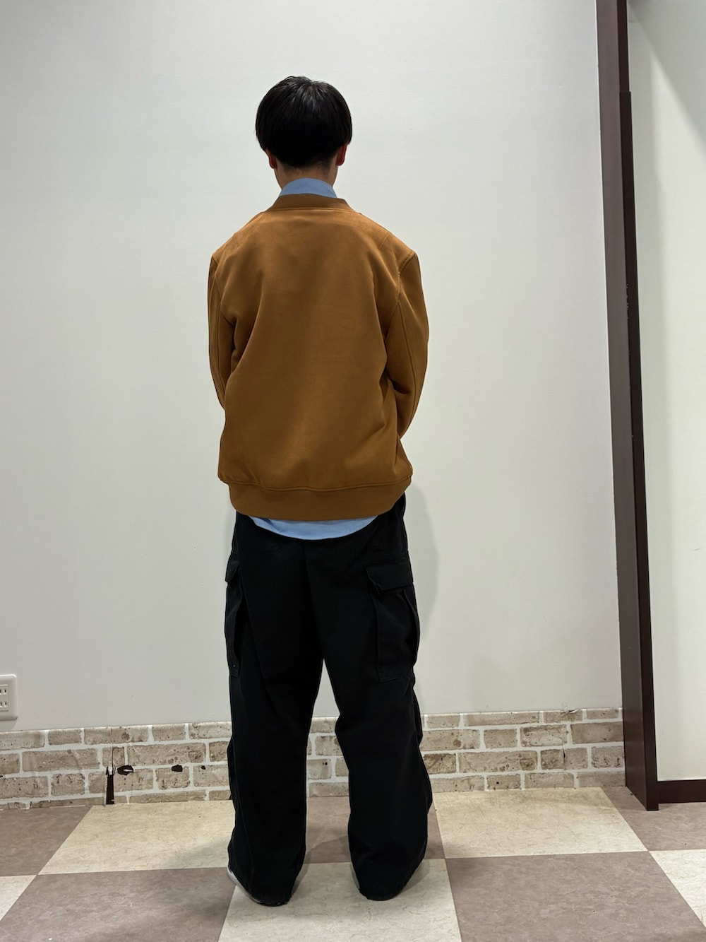 ブルー系のシャツ/ブラウスを着用したメンズの冬コーディネートの2枚目の写真