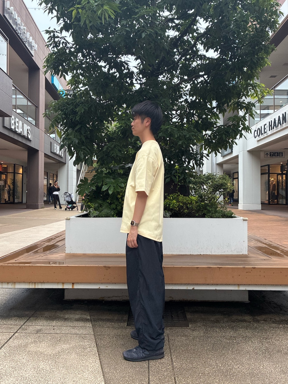 イエロー系のTシャツ/カットソーを着用したメンズの夏コーディネートの2枚目の写真