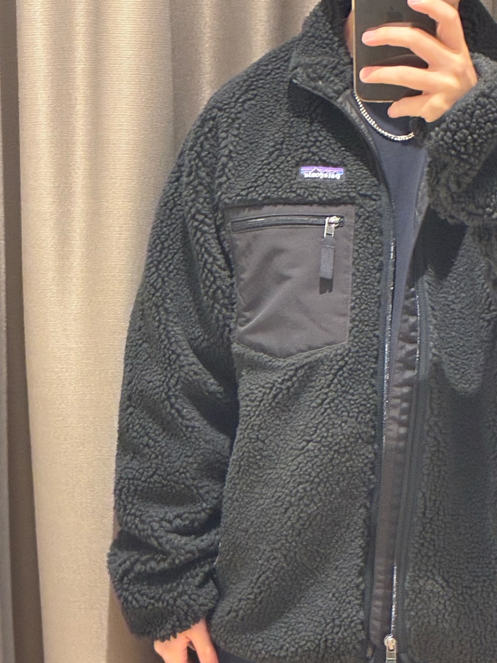 グレー系のTシャツ/カットソー、ブラック系のテーラードジャケットを着用したメンズの秋コーディネートの2枚目の写真
