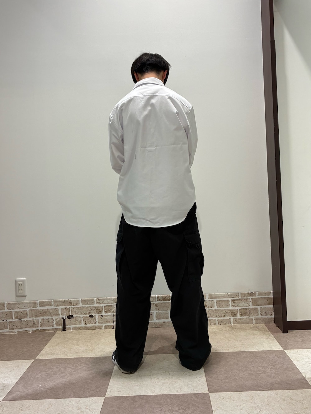 ホワイト系のシャツ/ブラウスを着用したメンズの冬コーディネートの2枚目の写真