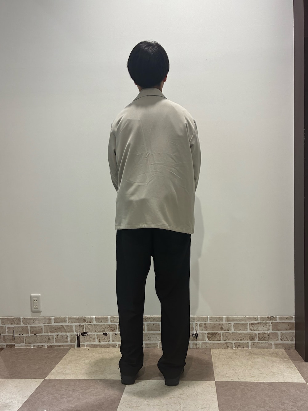 ベージュ系のその他アウターを着用したメンズの春コーディネートの2枚目の写真