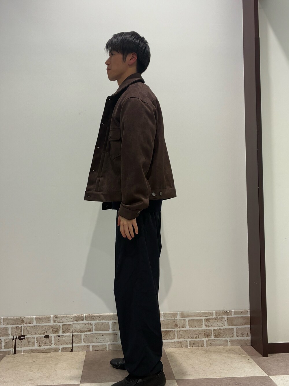 ブルー系のニット/セーター、ブラウン系のカバーオールを着用したメンズの冬コーディネートの3枚目の写真