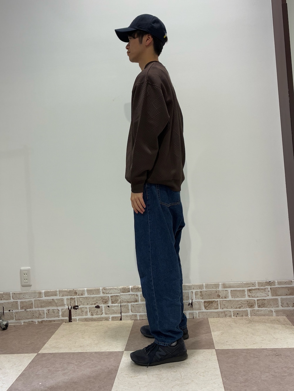 ブラウン系のスウェットを着用したメンズの冬コーディネートの2枚目の写真