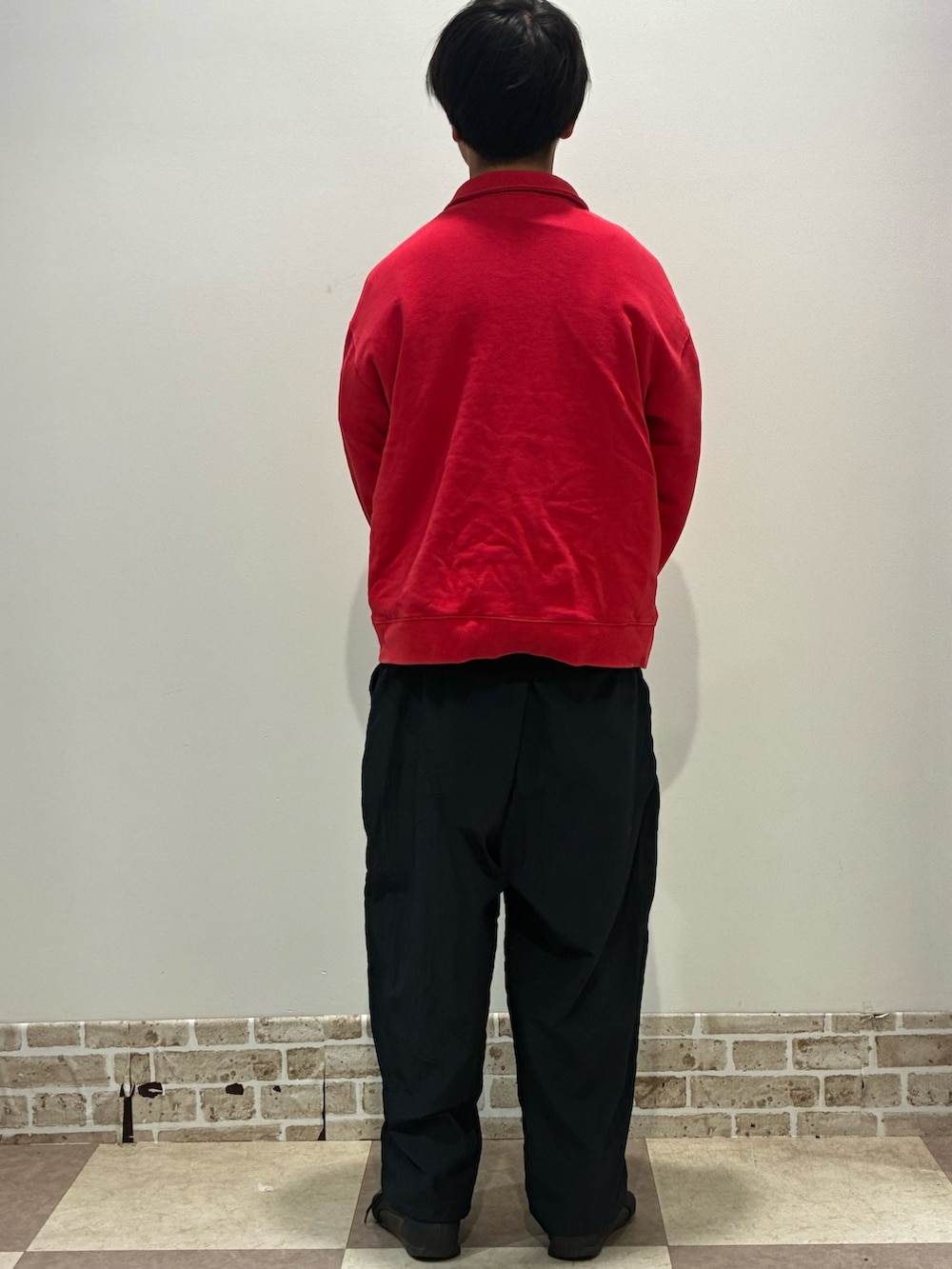 レッド系のスウェットを着用したメンズの春コーディネートの2枚目の写真