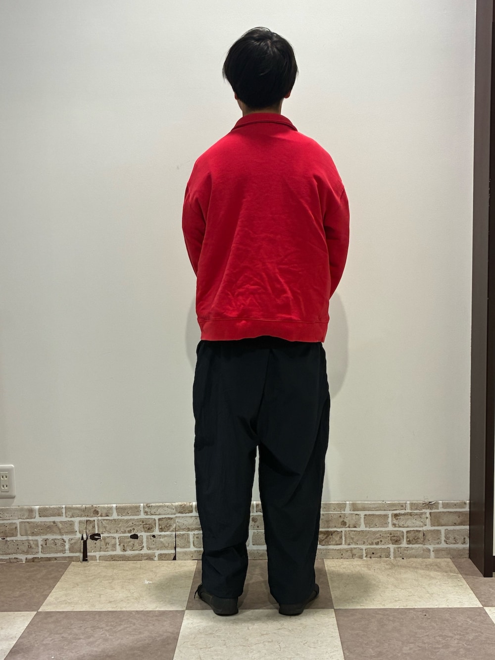 レッド系のスウェットを着用したメンズの春コーディネートの2枚目の写真