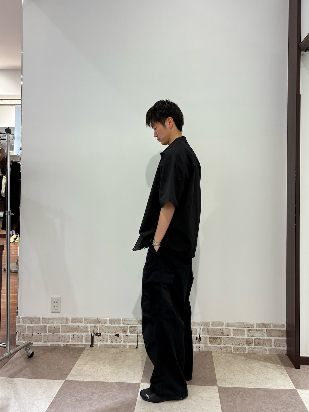 ブラック系のシャツ/ブラウスを着用したメンズの春コーディネートの2枚目の写真