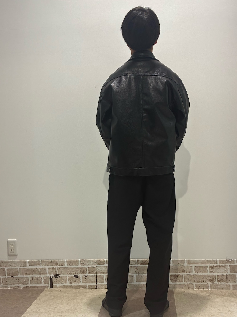 ブラック系のブルゾンを着用したメンズの春コーディネートの2枚目の写真