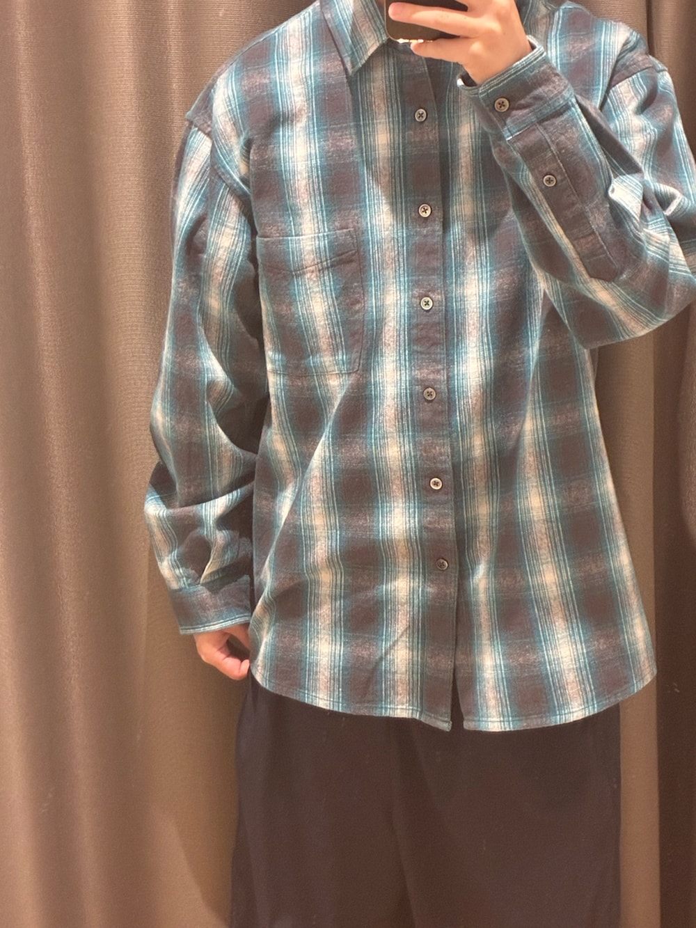 グレー系のシャツ/ブラウスを着用したメンズの秋コーディネートの2枚目の写真