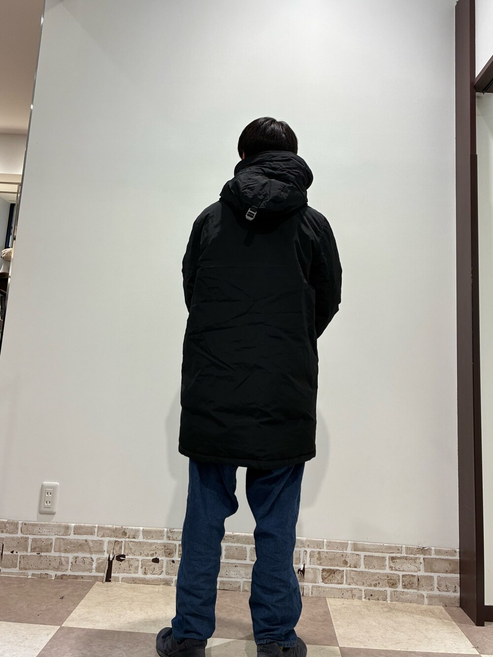 ブラック系のダウンジャケット/コートを着用したメンズの冬コーディネートの2枚目の写真
