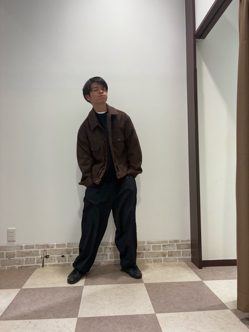 ブルー系のニット/セーター、ブラウン系のカバーオールを着用したメンズの冬コーディネートの2枚目の写真