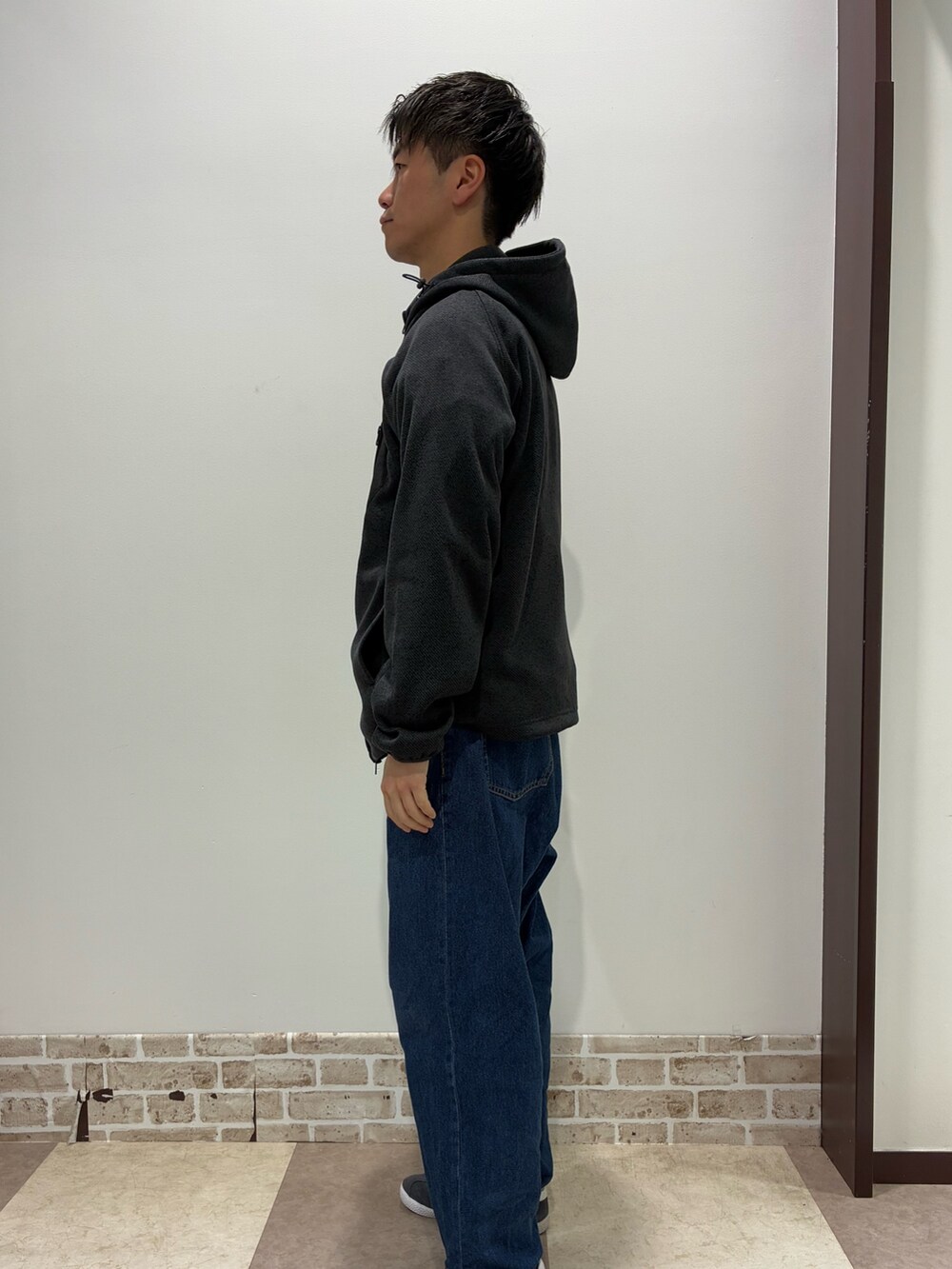 グレー系のその他アウターを着用したメンズの冬コーディネートの2枚目の写真