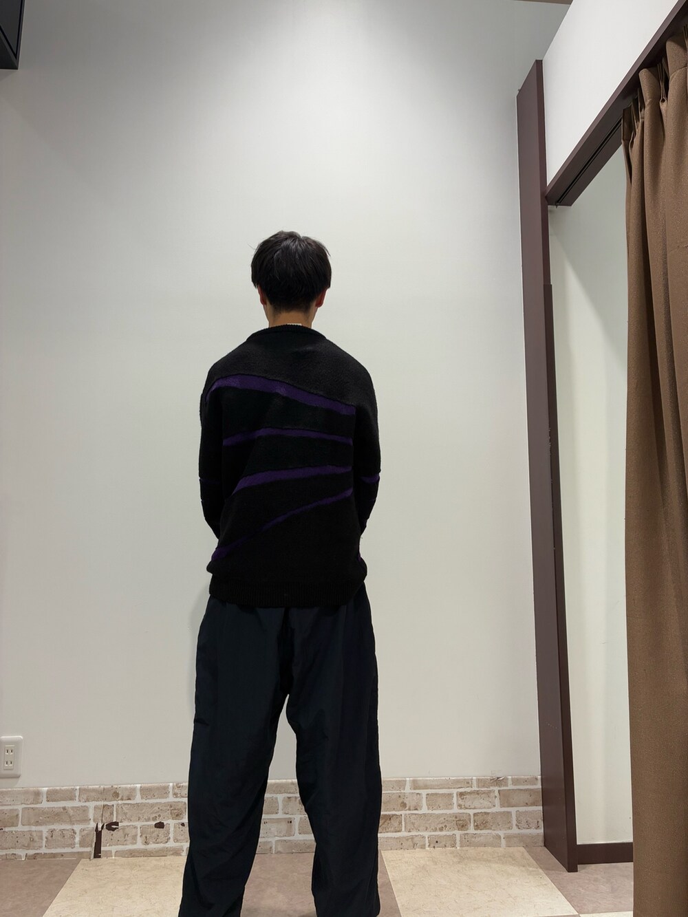 ブラック系のニット/セーターを着用したメンズの冬コーディネートの2枚目の写真