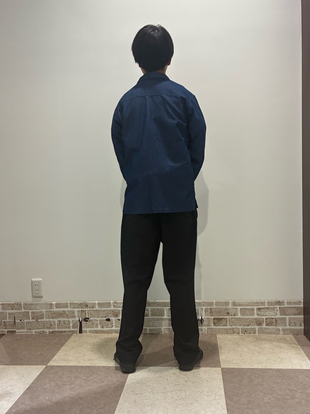 ブルー系のシャツ/ブラウスを着用したメンズの春コーディネートの2枚目の写真