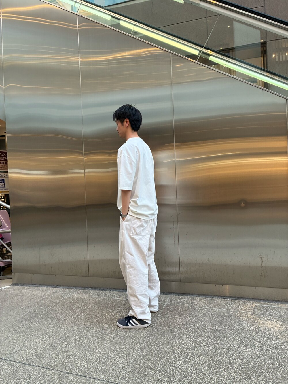 その他のTシャツ/カットソーを着用したメンズの春コーディネートの2枚目の写真