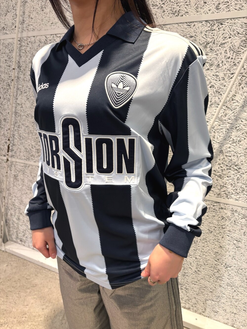 ブルー系のトップス、シルバー系のデニムパンツ、ブラック系のスウェットパンツを着用したレディースの冬コーディネートの2枚目の写真