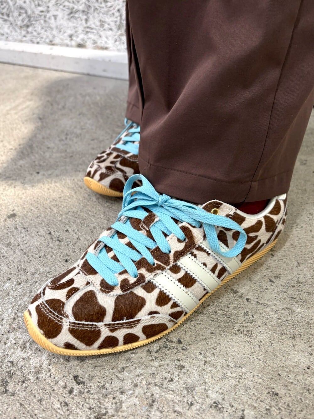 ブラック系のブルゾン、ベージュ系のスニーカー、シルバー系のショルダーバッグを着用したレディースの春コーディネートの4枚目の写真