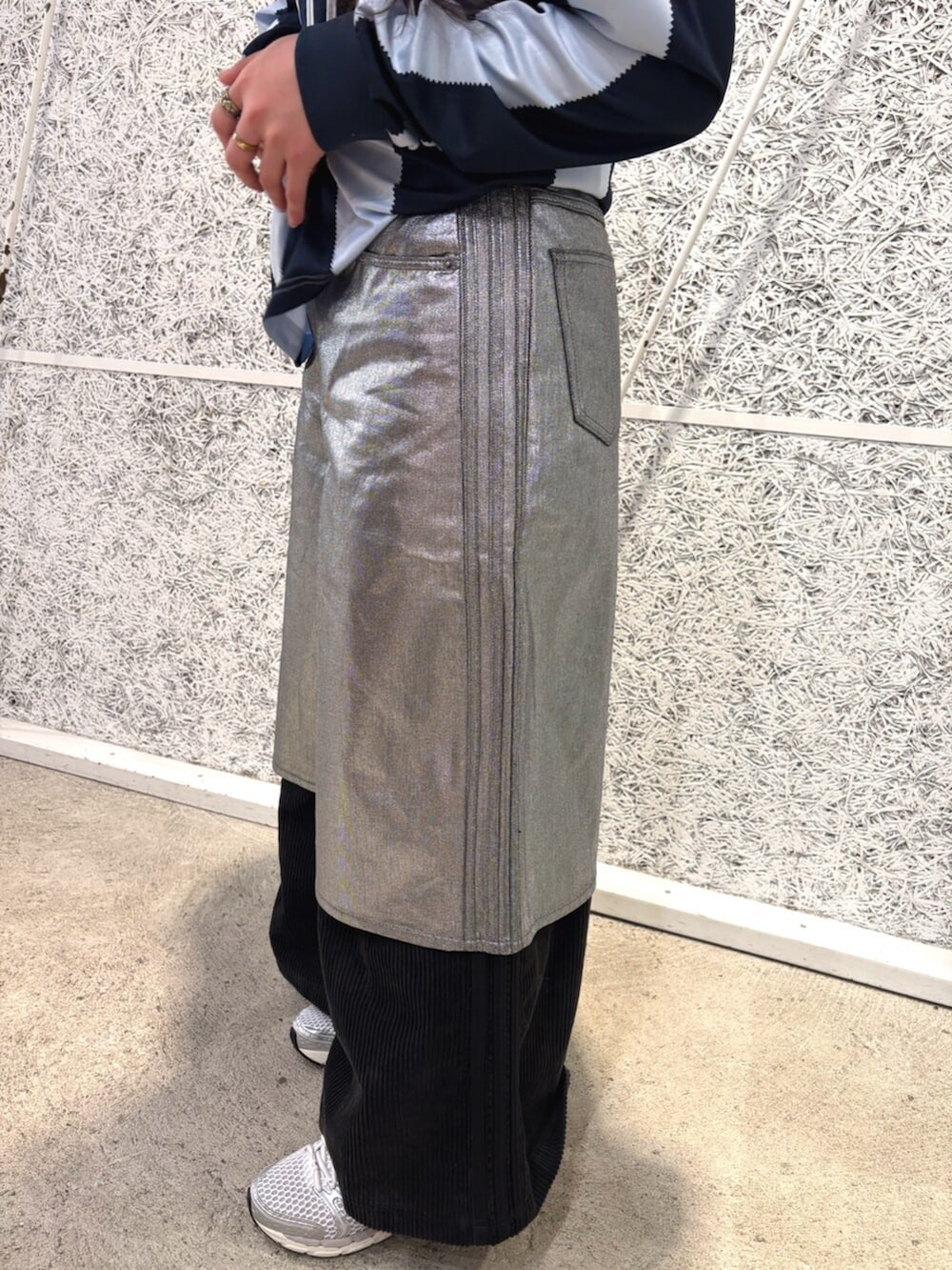 ブルー系のトップス、シルバー系のデニムパンツ、ブラック系のスウェットパンツを着用したレディースの冬コーディネートの3枚目の写真