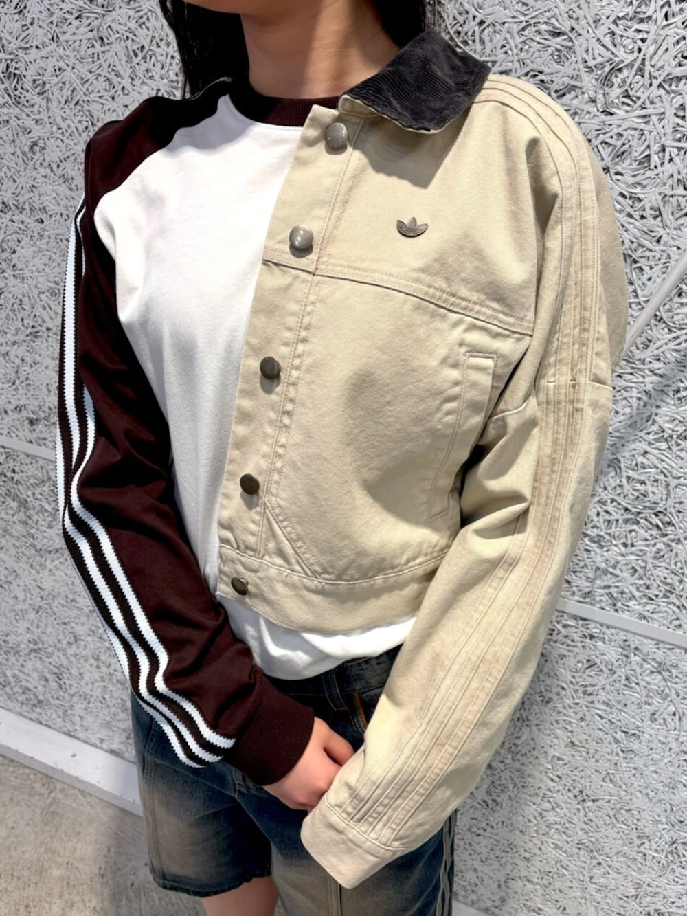 ベージュ系のその他アウター、ホワイト系のTシャツ/カットソー、ブラウン系のスニーカーを着用したレディースの冬コーディネートの2枚目の写真