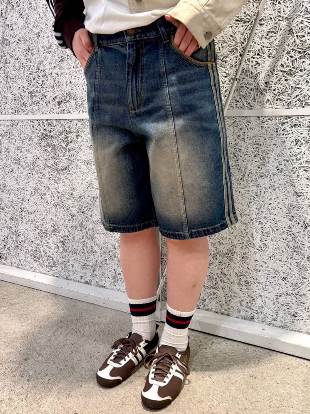 ベージュ系のその他アウター、ホワイト系のTシャツ/カットソー、ブラウン系のスニーカーを着用したレディースの冬コーディネートの3枚目の写真