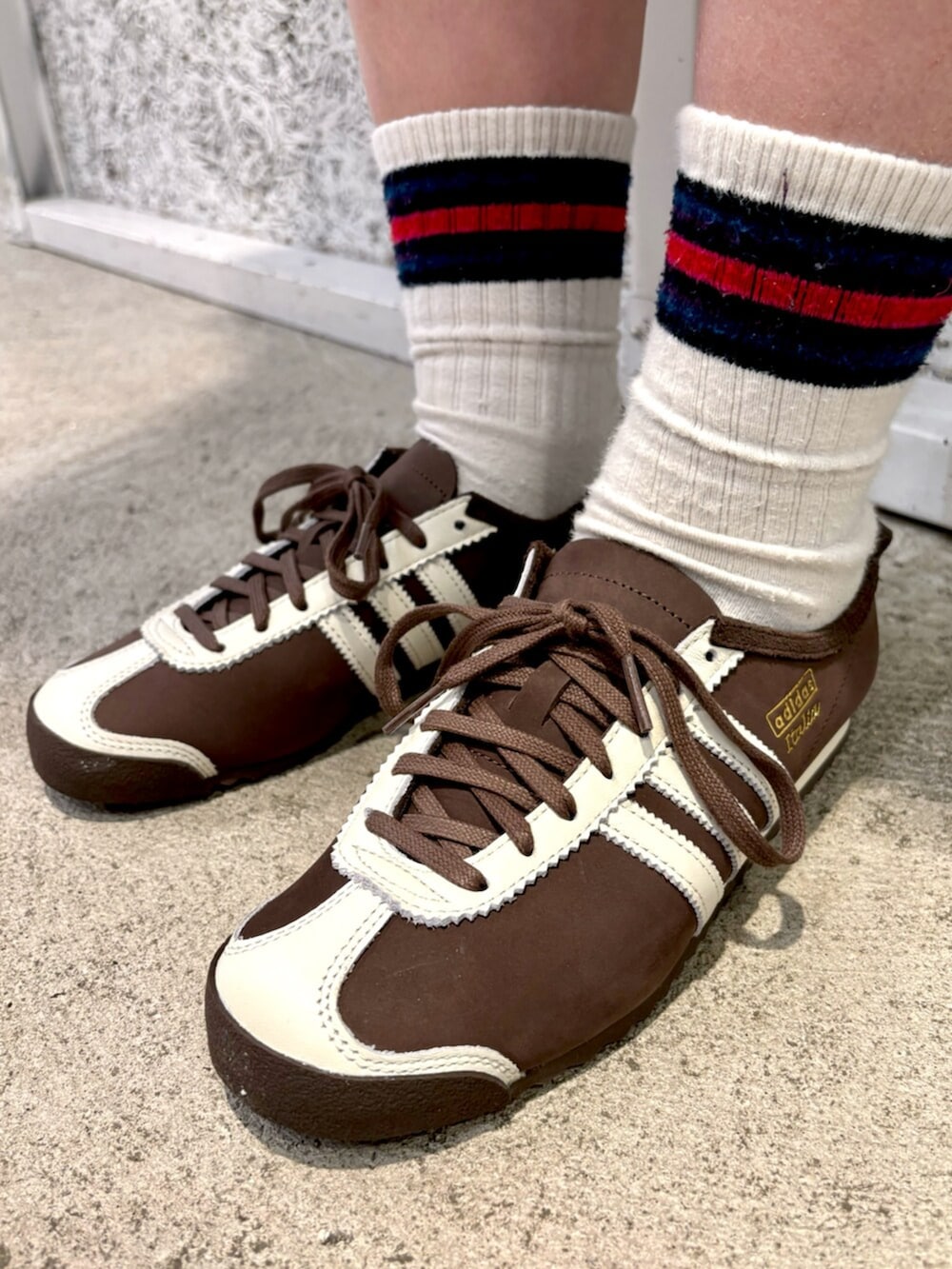 ベージュ系のその他アウター、ホワイト系のTシャツ/カットソー、ブラウン系のスニーカーを着用したレディースの冬コーディネートの4枚目の写真