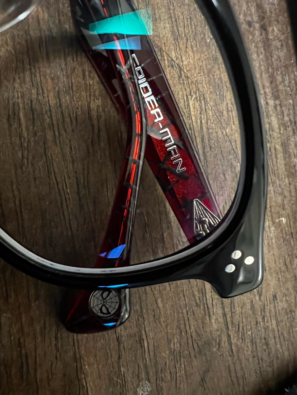 ブラック系のメガネを着用したメンズの冬コーディネートの2枚目の写真