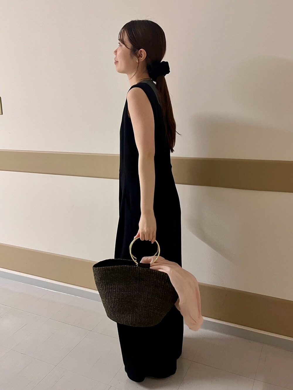 ブラック系のつなぎ/オールインワン、ピンク系のシャツ/ブラウス、グレー系のTシャツ/カットソーを着用したレディースの春コーディネートの3枚目の写真