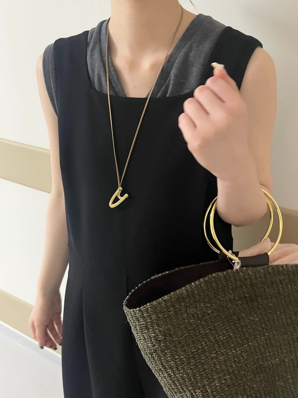 ブラック系のつなぎ/オールインワン、ピンク系のシャツ/ブラウス、グレー系のTシャツ/カットソーを着用したレディースの春コーディネートの7枚目の写真