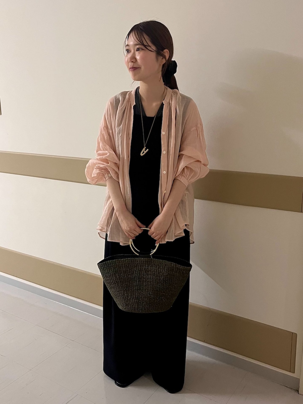 ブラック系のつなぎ/オールインワン、ピンク系のシャツ/ブラウス、グレー系のTシャツ/カットソーを着用したレディースの春コーディネートの4枚目の写真
