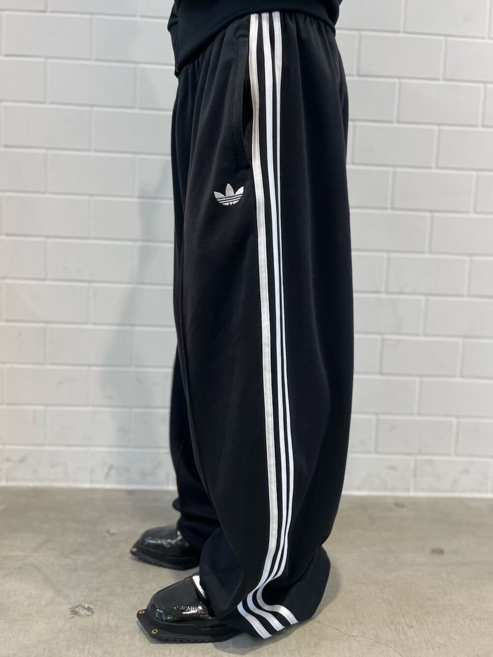 ブラック系のシューズ、ブラック系のその他パンツ、ブラック系のジャージを着用したメンズの夏コーディネートの5枚目の写真