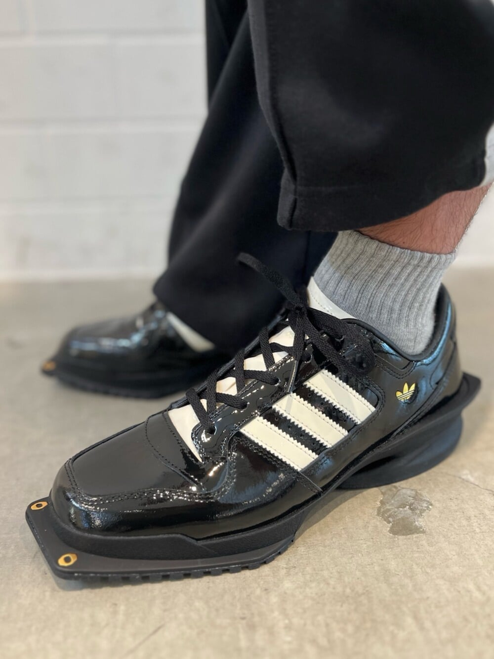 ブラック系のシューズ、ブラック系のその他パンツ、ブラック系のジャージを着用したメンズの夏コーディネートの6枚目の写真
