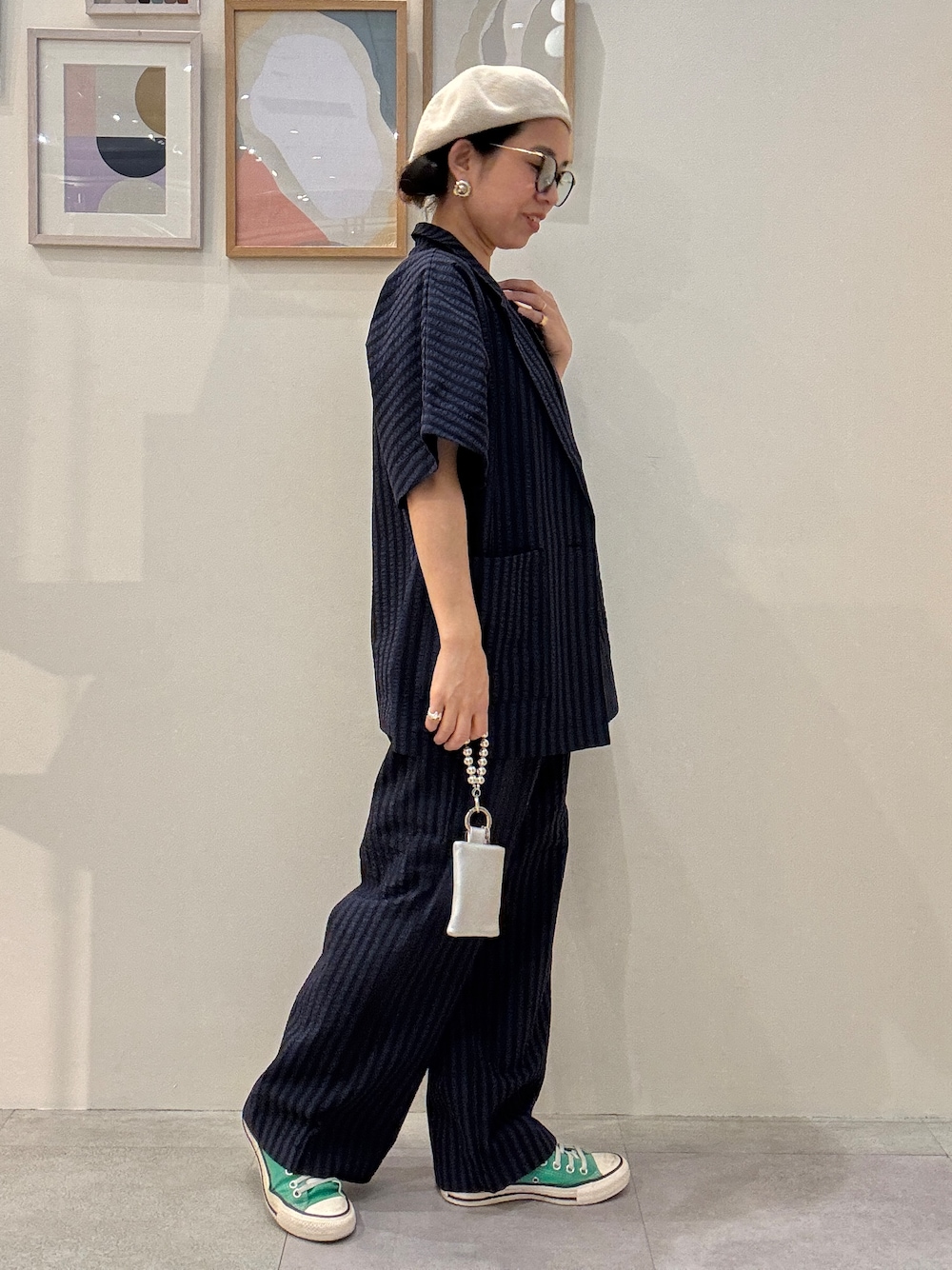 ブルー系のTシャツ/カットソー、ブラック系のタンクトップ、ブラック系のTシャツ/カットソーを着用したレディースの春コーディネートの2枚目の写真