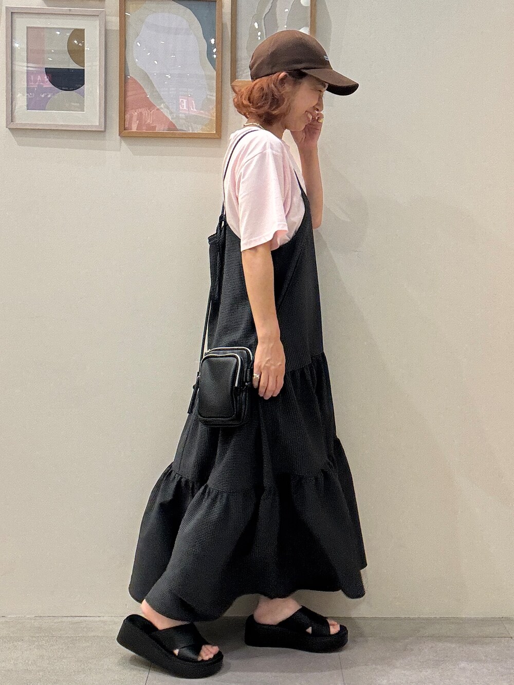ピンク系のTシャツ/カットソー、グレー系のワンピース、ブラック系のショルダーバッグを着用したレディースの夏コーディネートの2枚目の写真