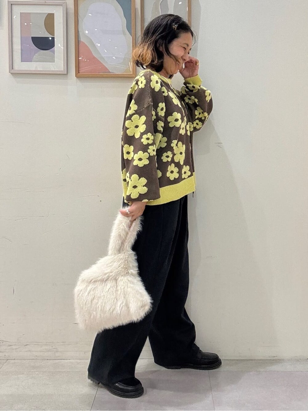 ブラウン系のニット/セーター、ブラック系のその他パンツ、ホワイト系のトートバッグを着用したレディースの秋コーディネートの2枚目の写真