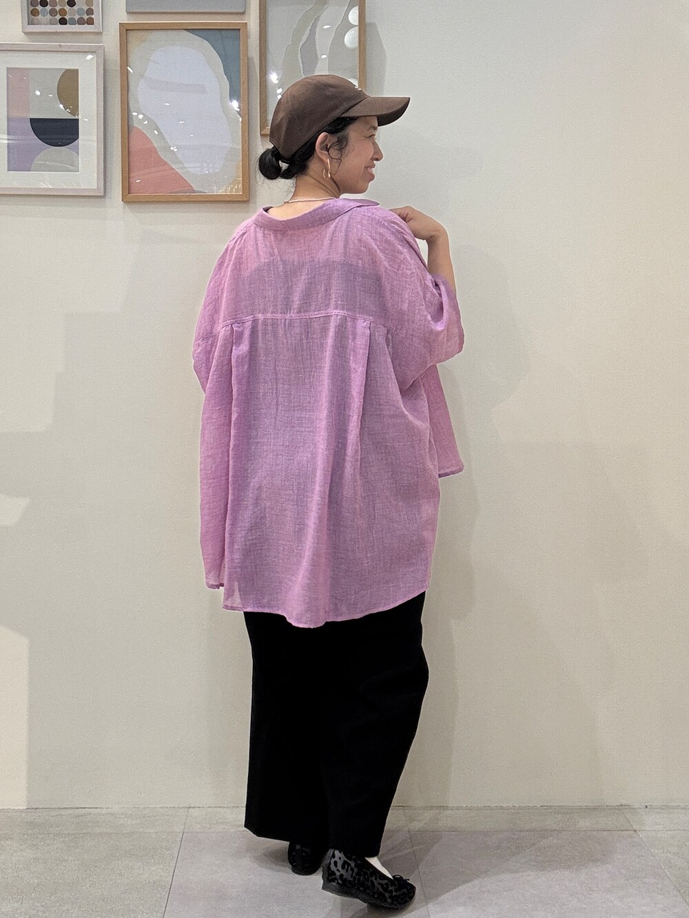 ピンク系のシャツ/ブラウス、ブラック系のタンクトップ、ブラック系のその他パンツを着用したレディースの春コーディネートの3枚目の写真