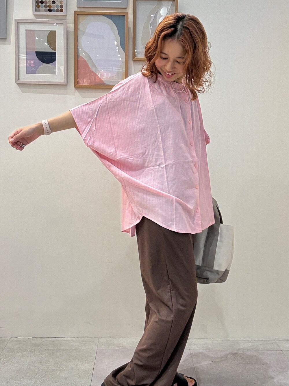 ピンク系のシャツ/ブラウス、ブラウン系のその他パンツ、グレー系のトートバッグを着用したレディースの夏コーディネートの5枚目の写真