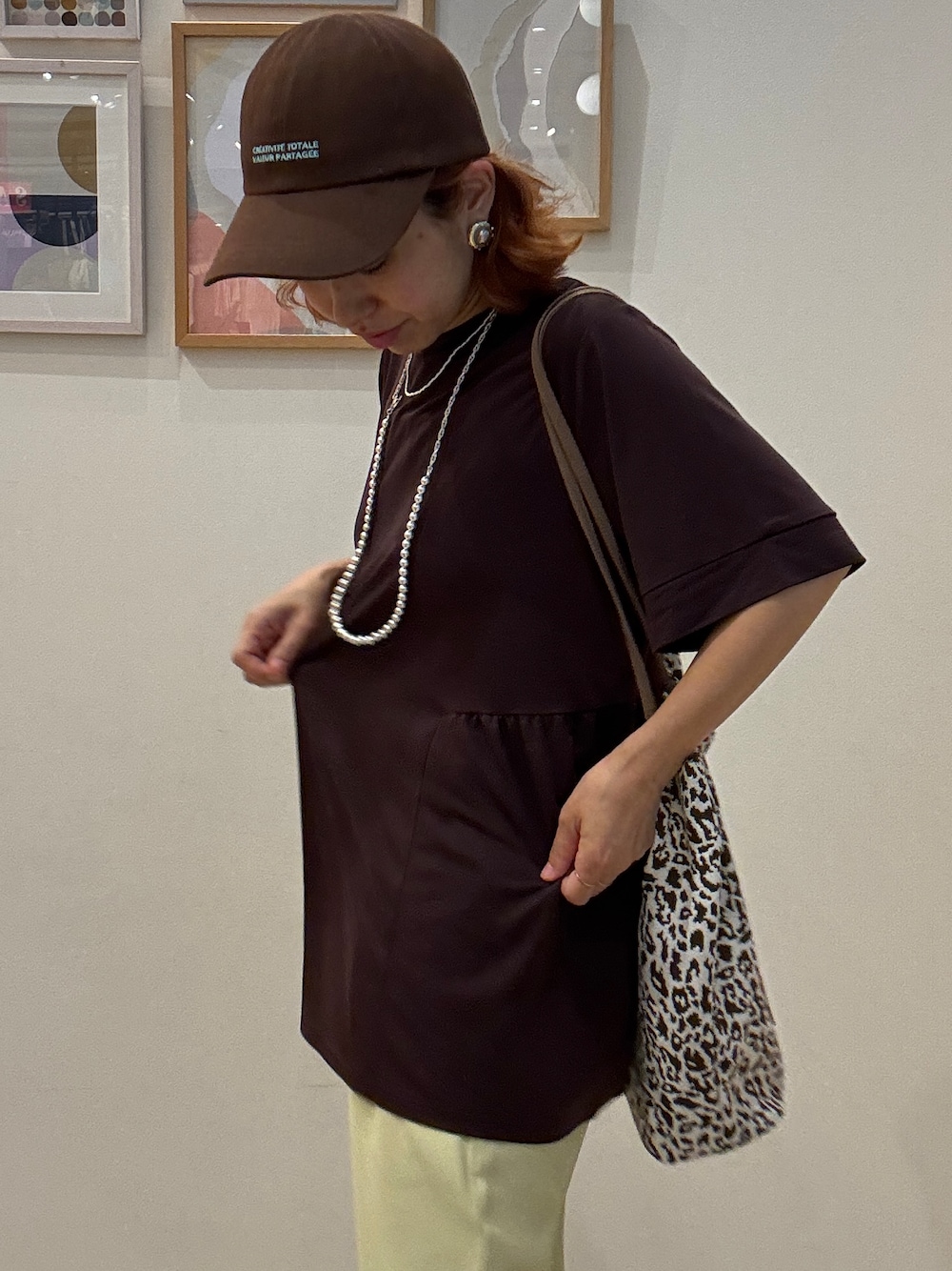 ブラウン系のTシャツ/カットソー、イエロー系のその他パンツ、ブラウン系のトートバッグを着用したレディースの夏コーディネートの4枚目の写真