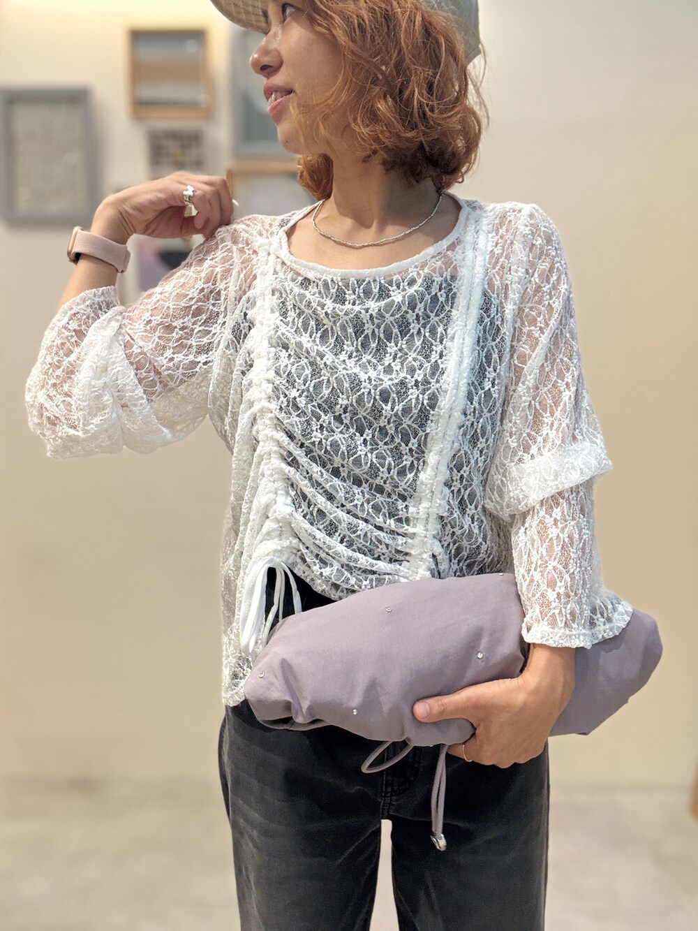 ホワイト系のTシャツ/カットソー、ブラック系のその他パンツ、ブラック系のサンダルを着用したレディースの夏コーディネートの4枚目の写真
